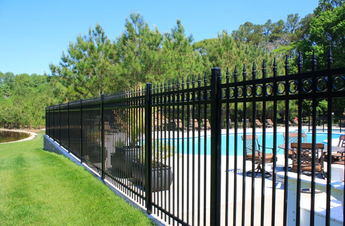 Aluminum saratoga fence surrounding pool