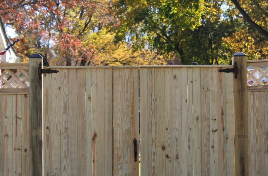cedar privacy gate with handles