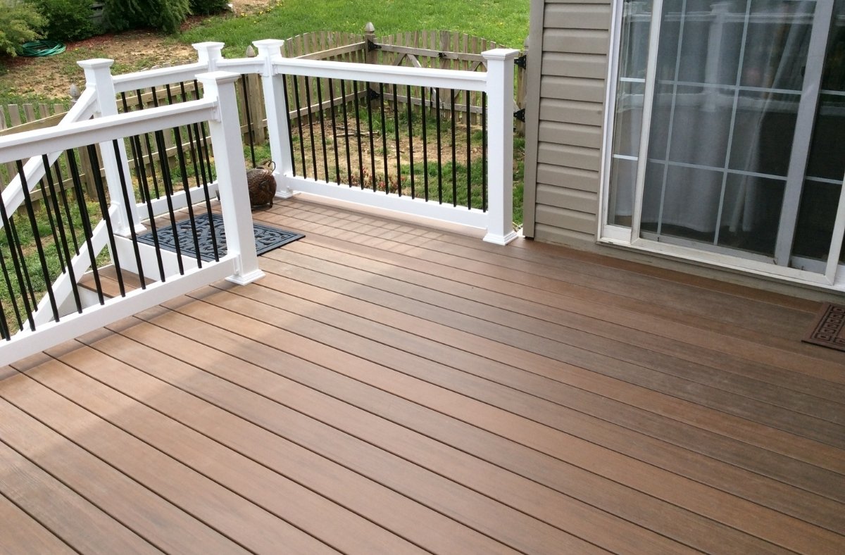 Brown deck with composite handrails