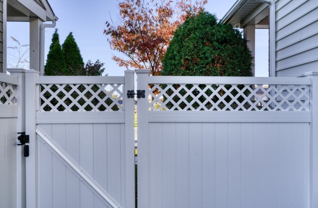 vinyl privacy gate with a lattice top accessory