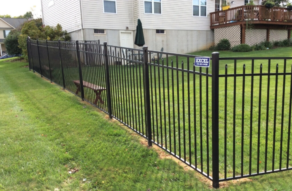 alternating picket aluminum