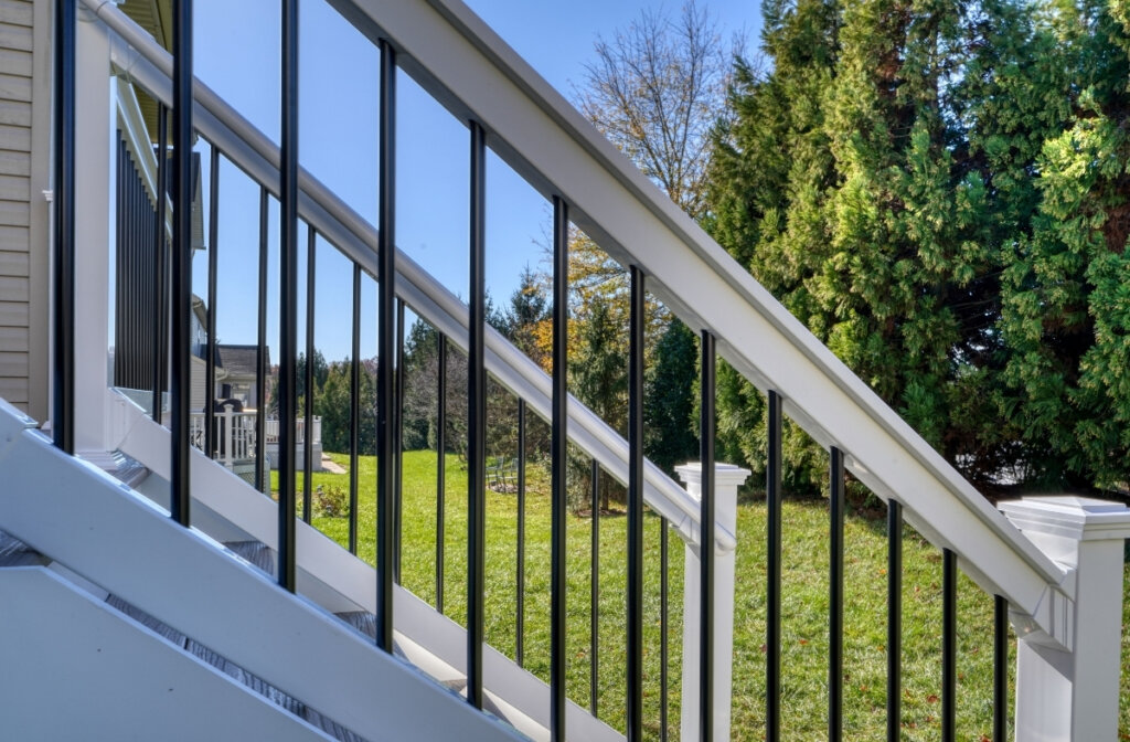 Aluminum spindles with composite handrails